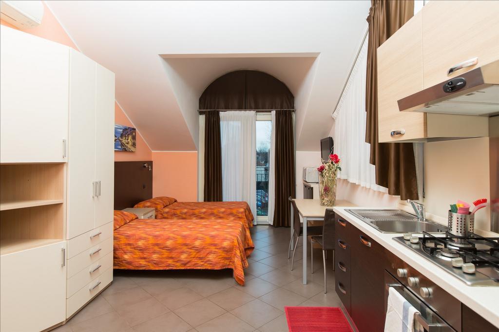 Residenza Villa Regina Монца Екстериор снимка